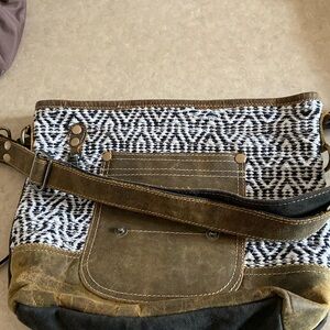 Myra cross body tote